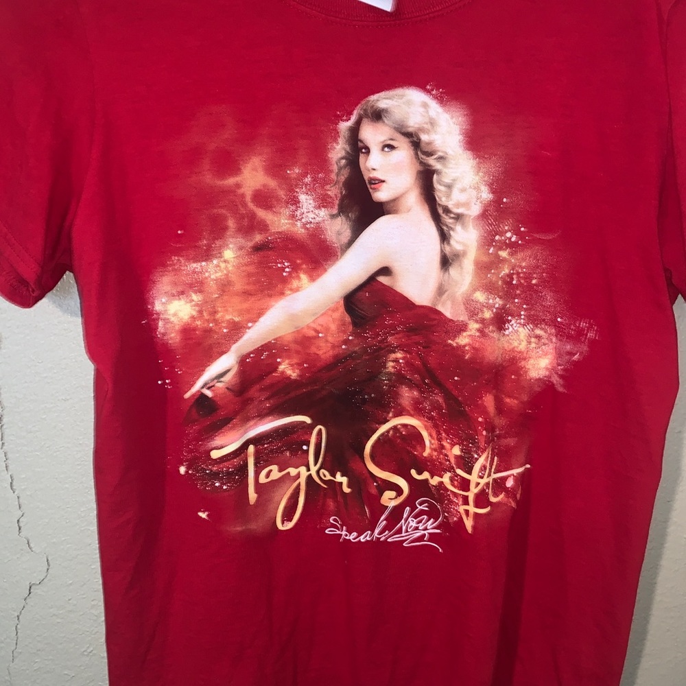 red taylor swift band tee <3